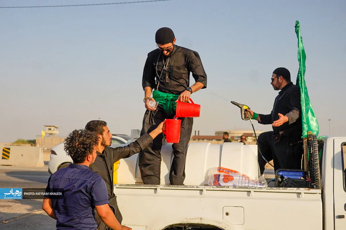 عاشقان حسینی در مسیر دلدادگی قدم برمی‌دارند